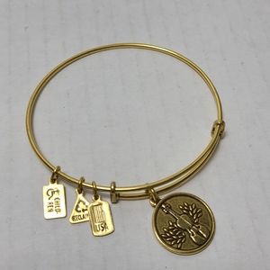 Wind & Fire Gold Tone Violin Charm Expandable Bangle Bracelet 2016 $5 New